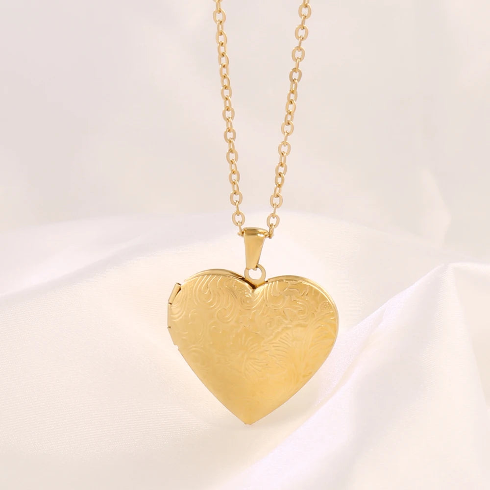 Stainless Steel Open Heart Photo Frame Pendant Necklace for Family Couple Gift Heart Photo Picture Locket Chain Necklace Jewelry