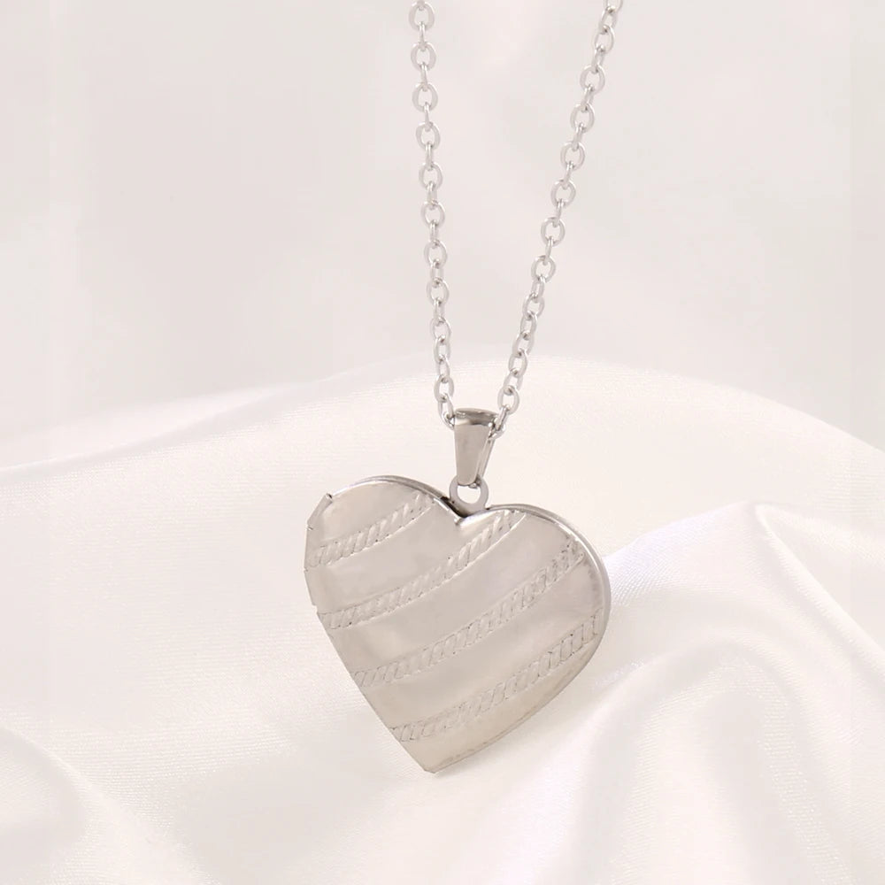 Stainless Steel Open Heart Photo Frame Pendant Necklace for Family Couple Gift Heart Photo Picture Locket Chain Necklace Jewelry