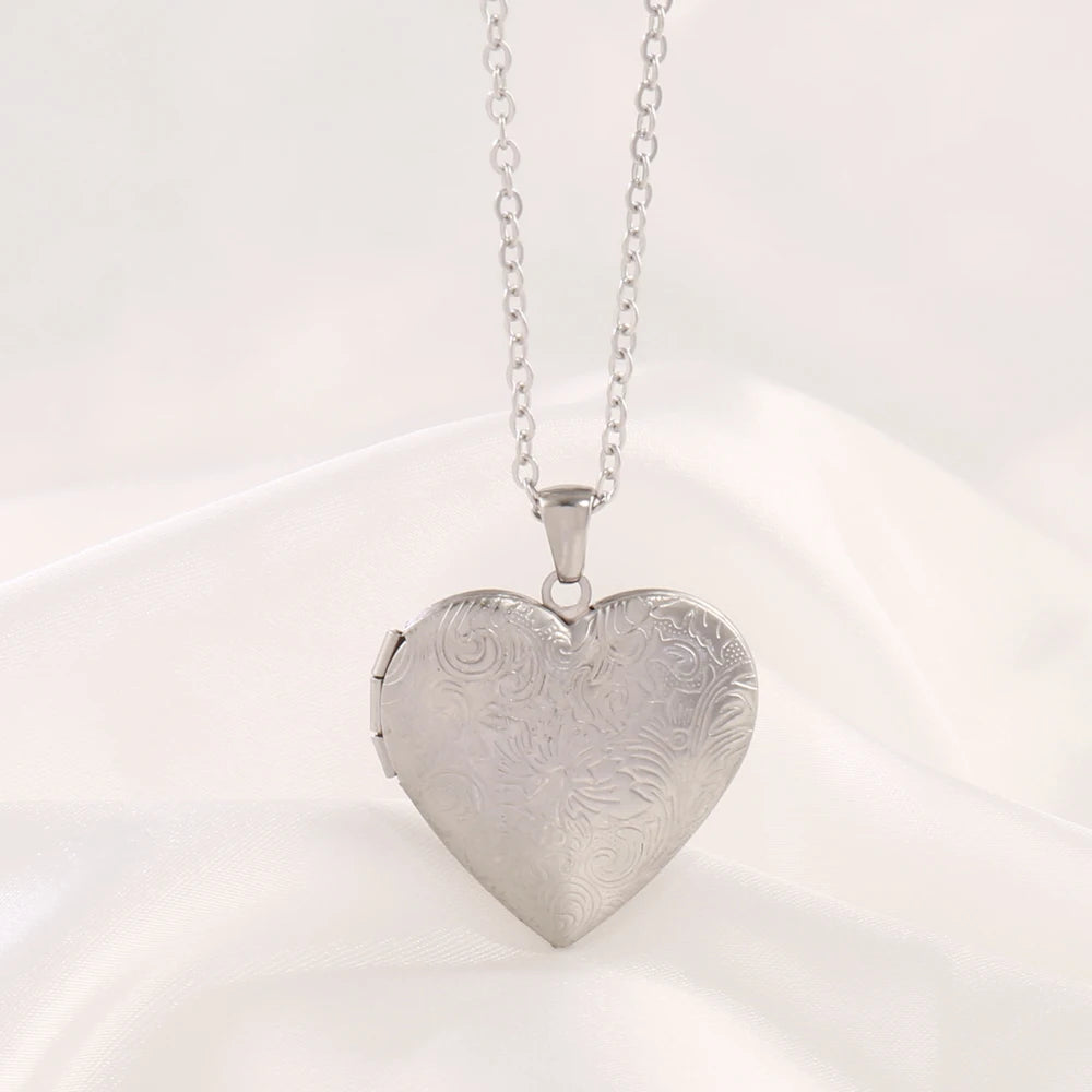 Stainless Steel Open Heart Photo Frame Pendant Necklace for Family Couple Gift Heart Photo Picture Locket Chain Necklace Jewelry