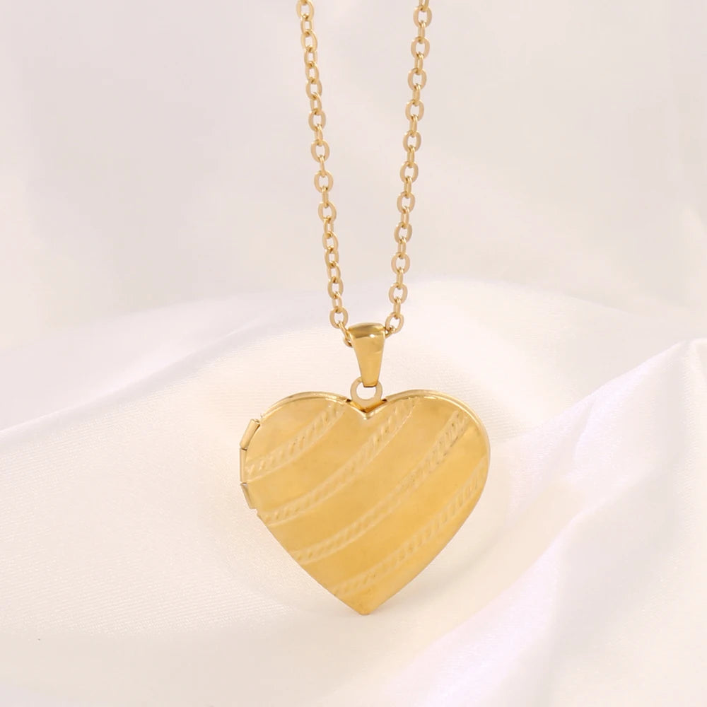 Stainless Steel Open Heart Photo Frame Pendant Necklace for Family Couple Gift Heart Photo Picture Locket Chain Necklace Jewelry