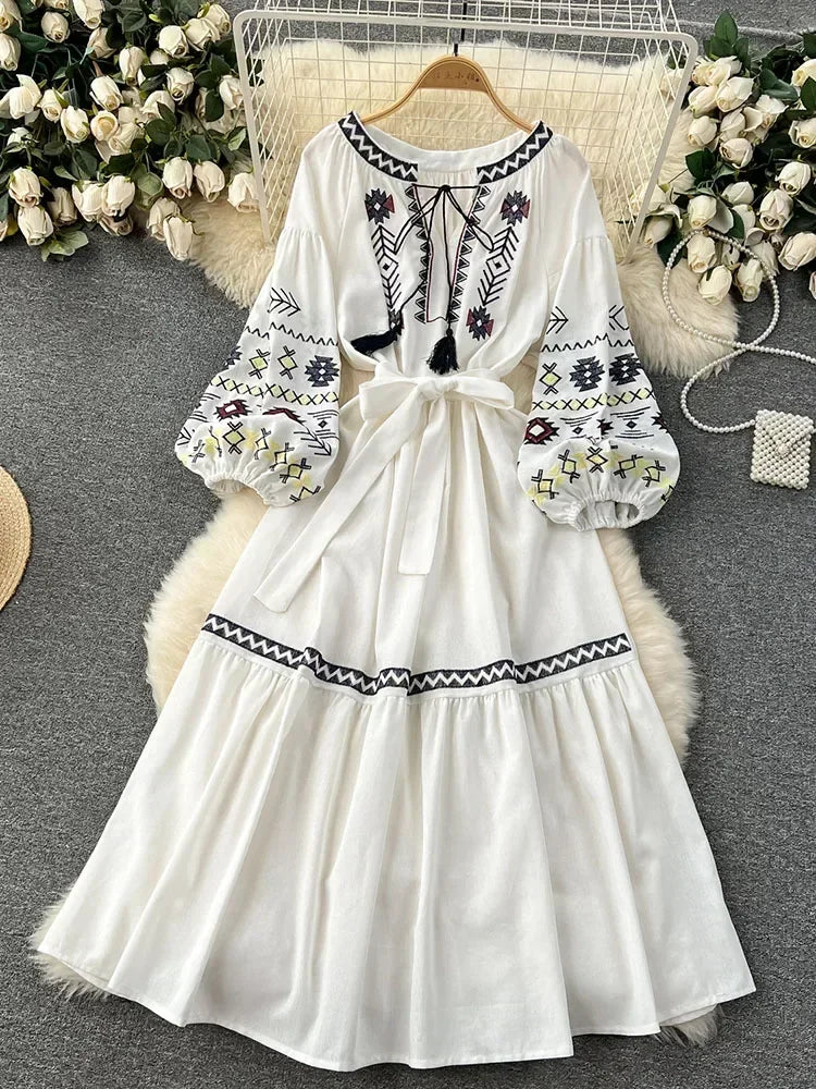 Women Bohemian Vacation Dress Travel Wear Sweet Western-style Embroidery Loose Waist Large Hem Midi Length Vestidos DS001