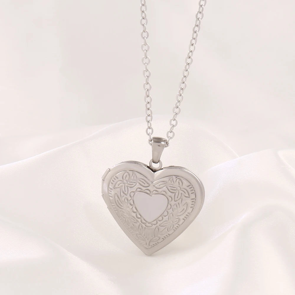 Stainless Steel Open Heart Photo Frame Pendant Necklace for Family Couple Gift Heart Photo Picture Locket Chain Necklace Jewelry