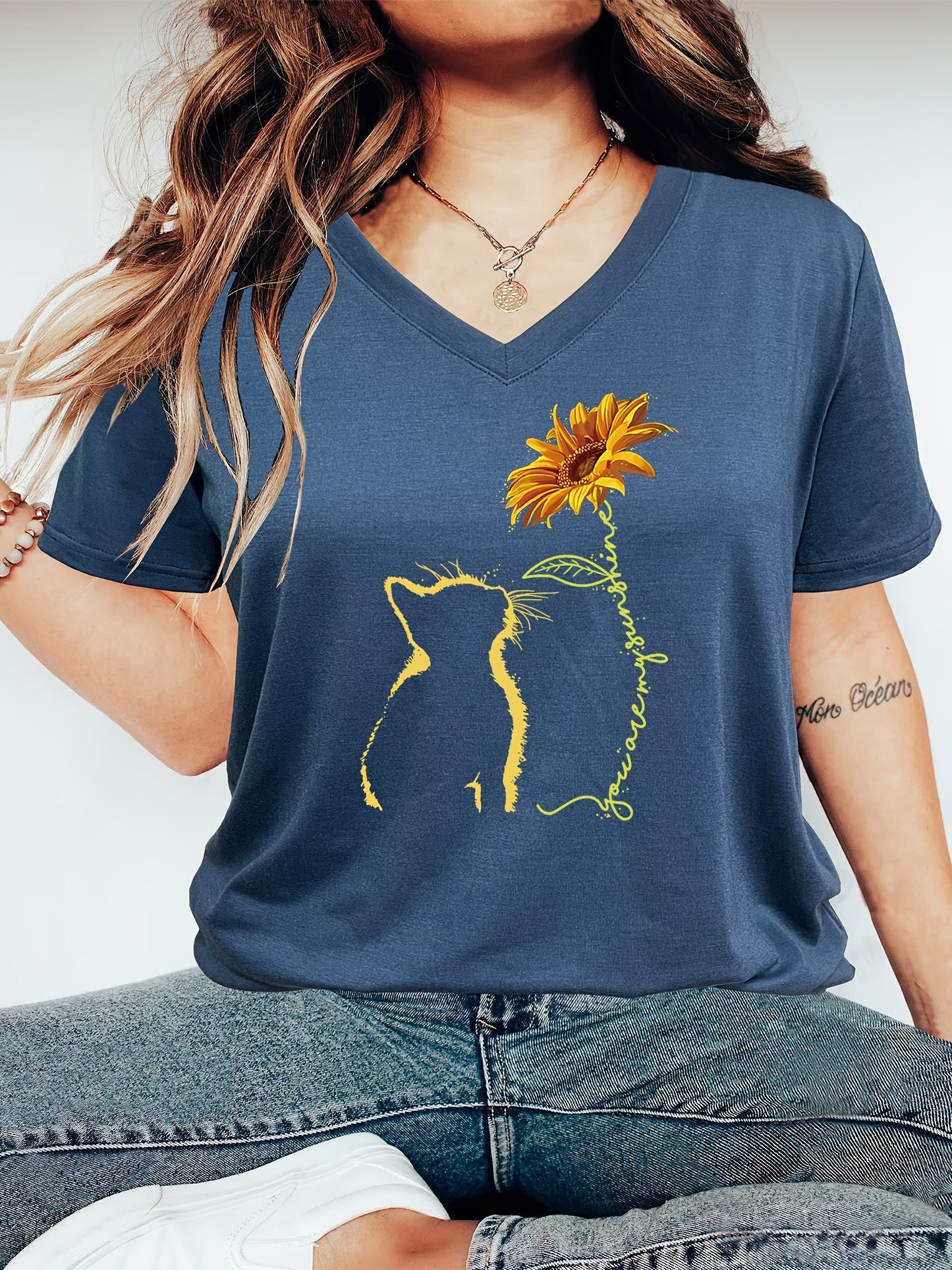 Plus Size Women's Relaxed Fit Cat & Sunflower Print Short Sleeve V Neck Casual T-Shirt with Slight Stretch for Comfortable Wear