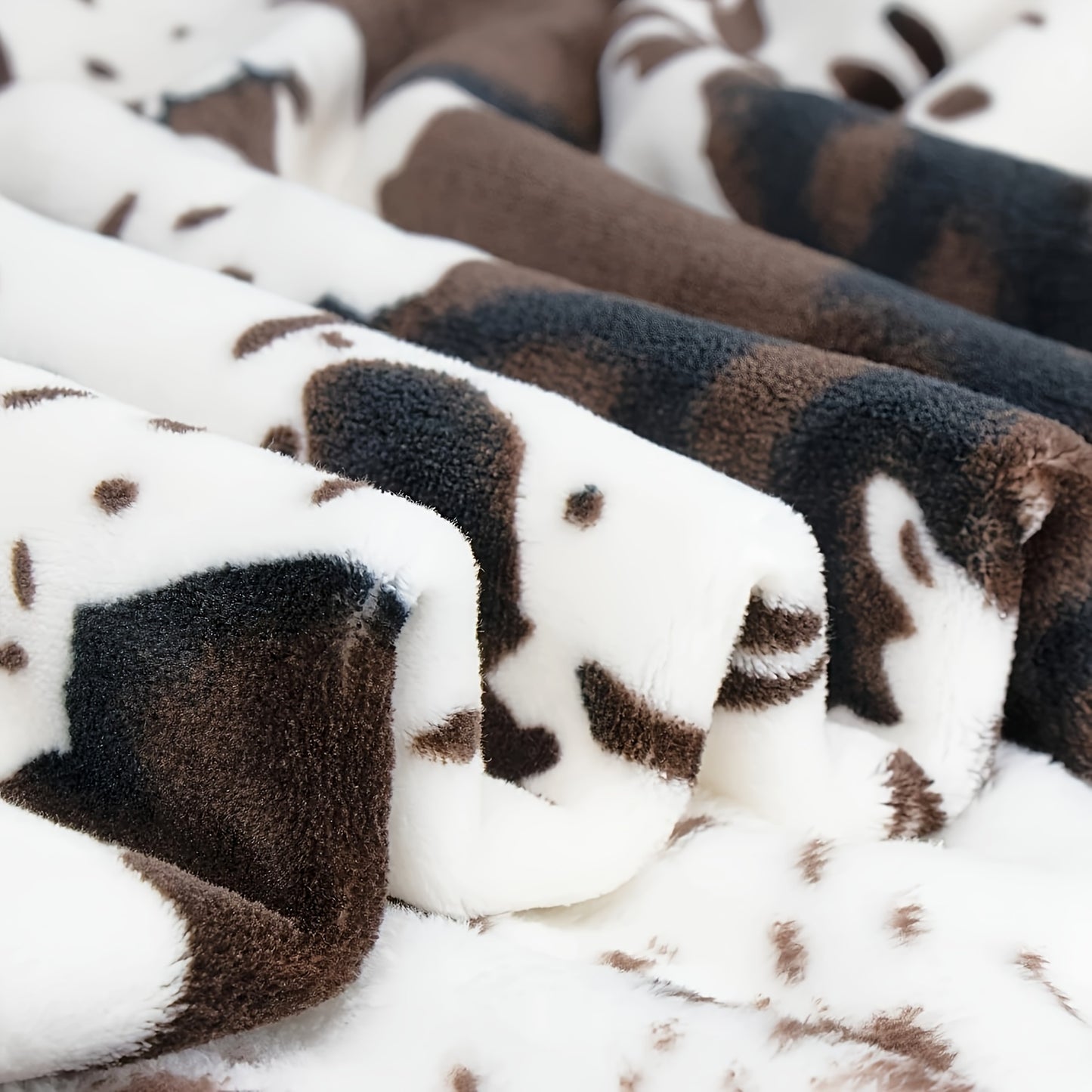 1pc Soft and Warm Cow Print Blanket - Plush Fleece Flannel Throw for All-Season Comfort - Perfect for Daughters, Adults, Students, and Teens